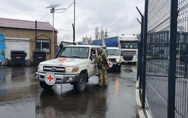 Грузовики повезли на оккупированную территорию гуманитарный груз от Международного Комитета Красного Креста.