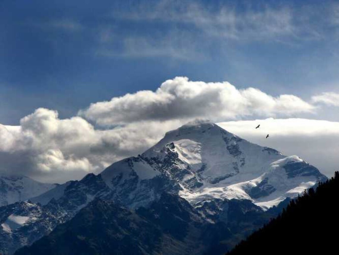 В Грузии после восхождения на гору Тетнульд в субботу, 4 сентября, погиб украинский альпинист Петр Борис.