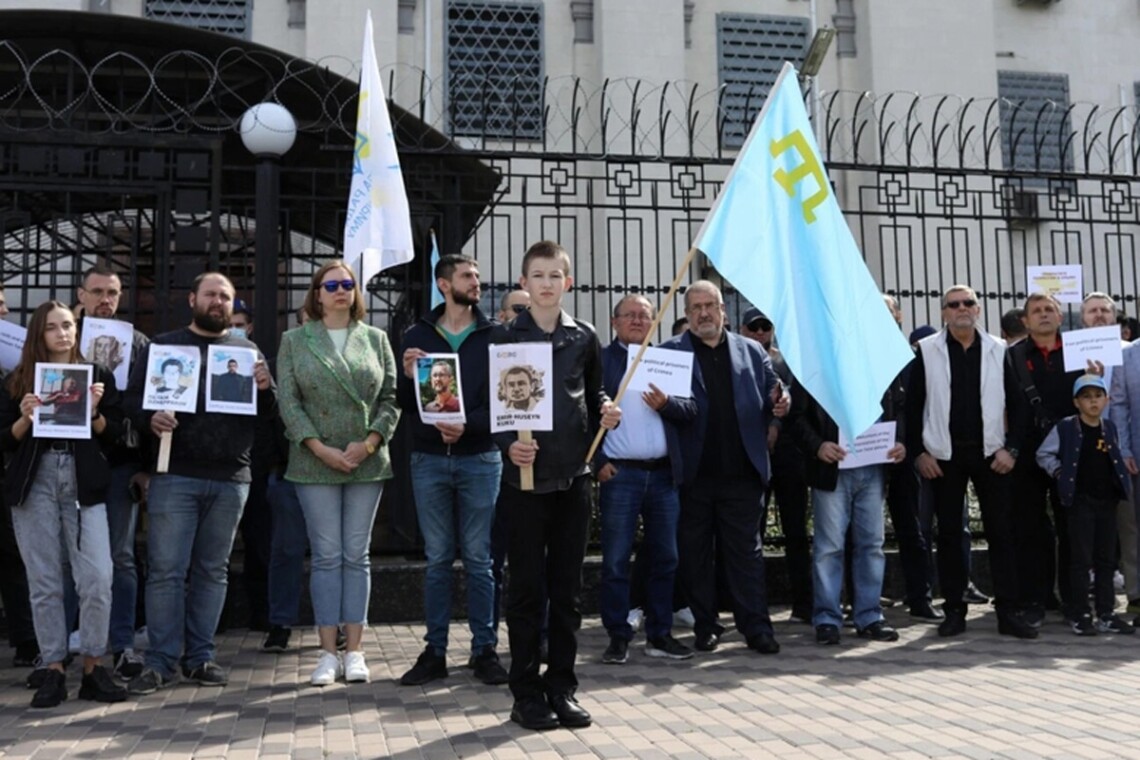 В Киеве возле посольства России прошла акция в поддержку крымских татар, которых задержали в Крыму накануне.