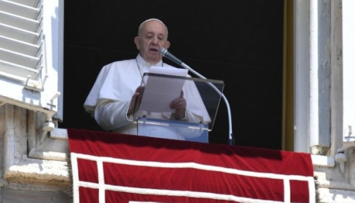 Папа Римский Франциск призвал страны мира принимать беженцев из Афганистана, где талибы захватили власть.