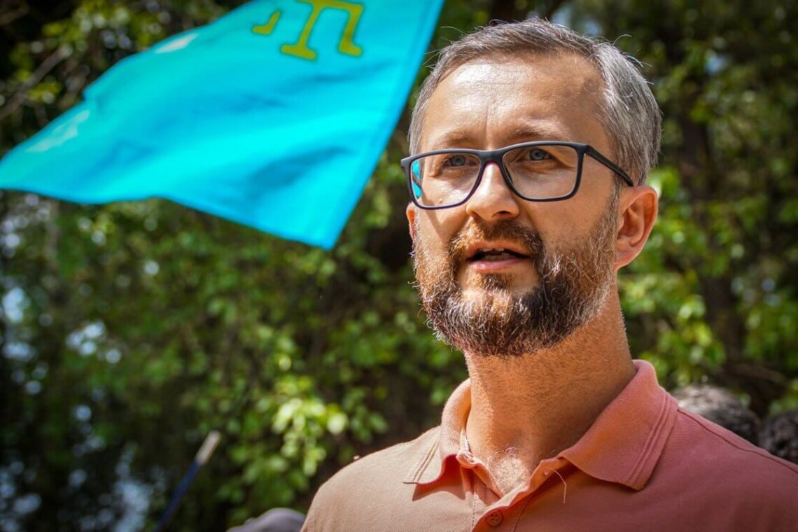 Задержанного в Крыму замглавы Меджлиса Наримана Джеляля удерживали в наручниках,. Завтра, 6 сентября, его будут судить.