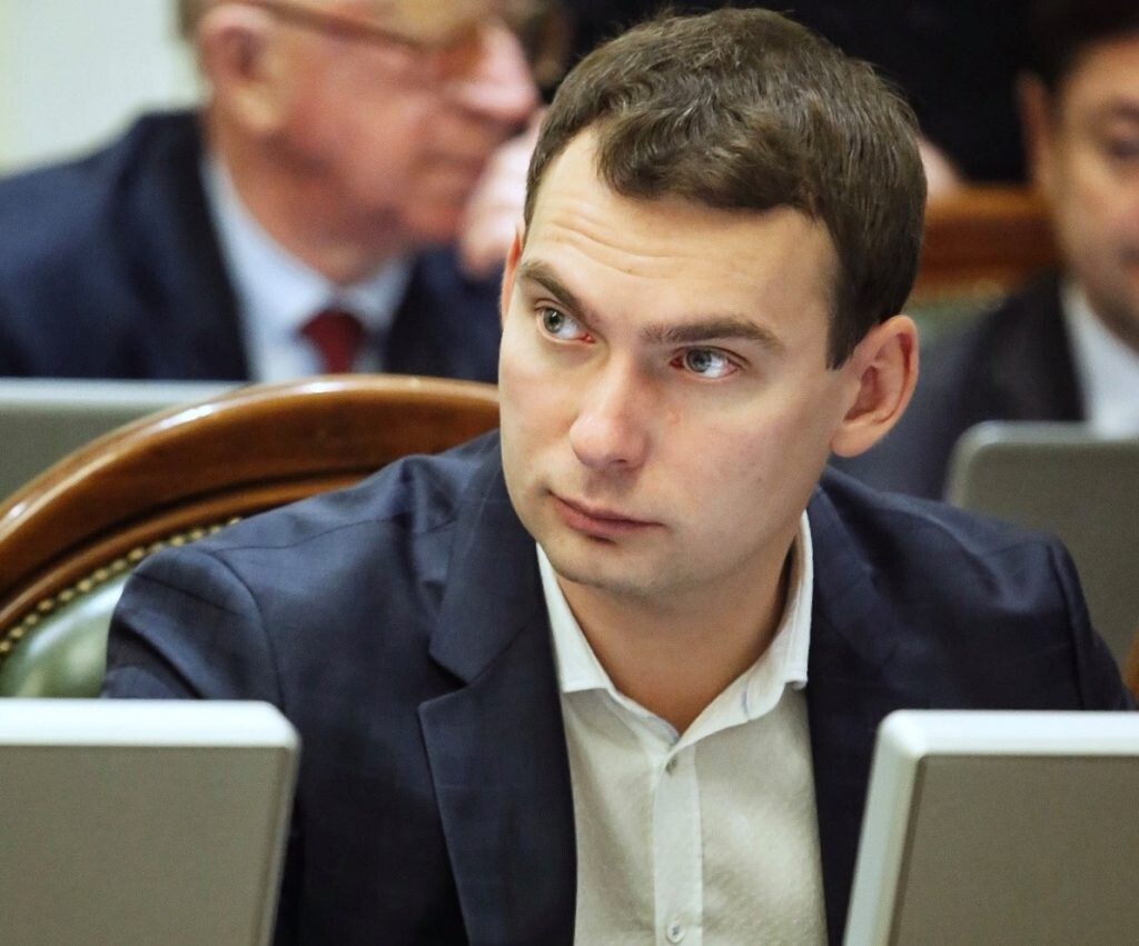 К президентскому законопроекту №5599 о деолигархизации подали ко второму чтению 1257 правок.  Об этом сообщил народный депутат Ярослав Железняк.