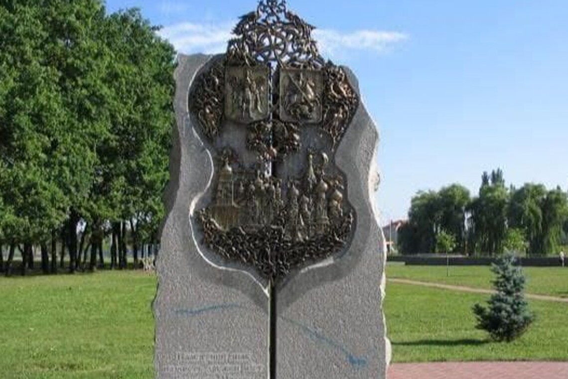 В столице демонтировали памятник в честь дружбы Киева и Москвы, который был установлен в сквере по улице Маршала Якубовского, 8.