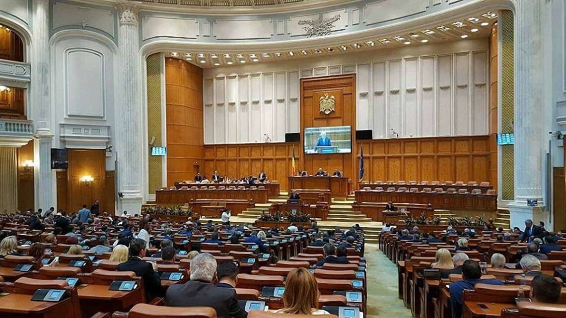 Центристская партия USR PLUS отозвала всех своих министров из правительства Румынии. Это 6 чиновников. Таким образом Кабмин потеряет большинство в парламенте.