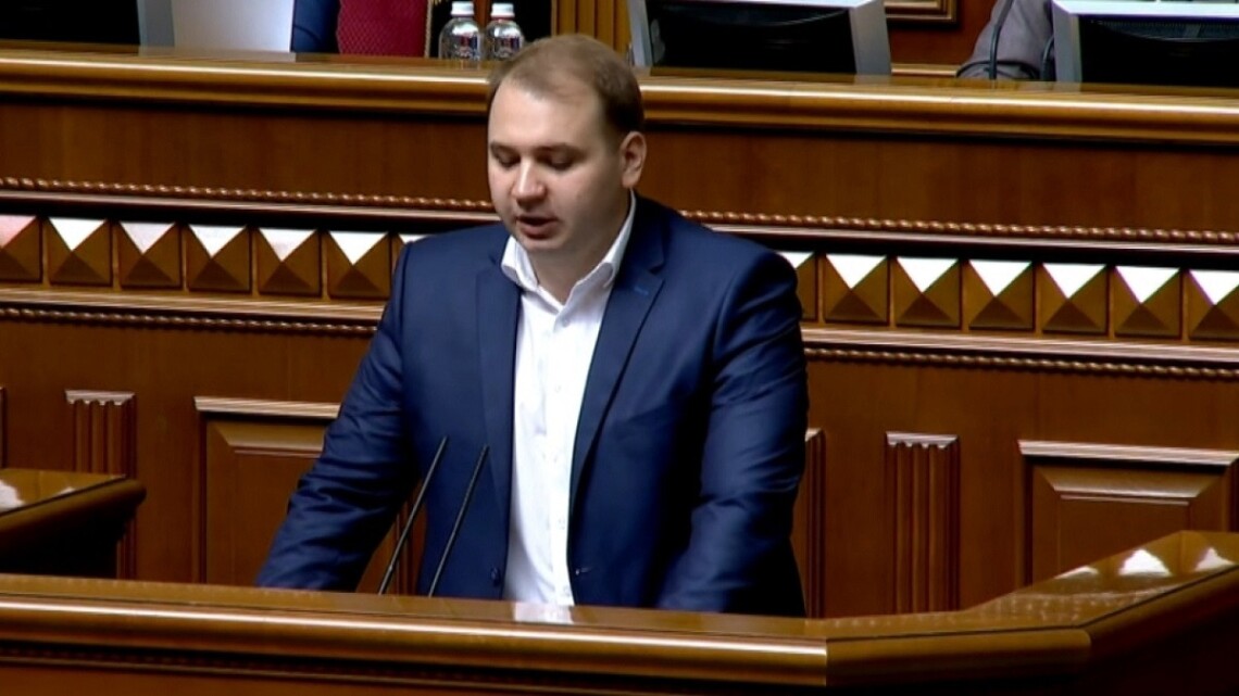 В Раде сегодня принес присягу новый народный депутат Антон Швачко, который вошел в состав фракции Слуга народа.