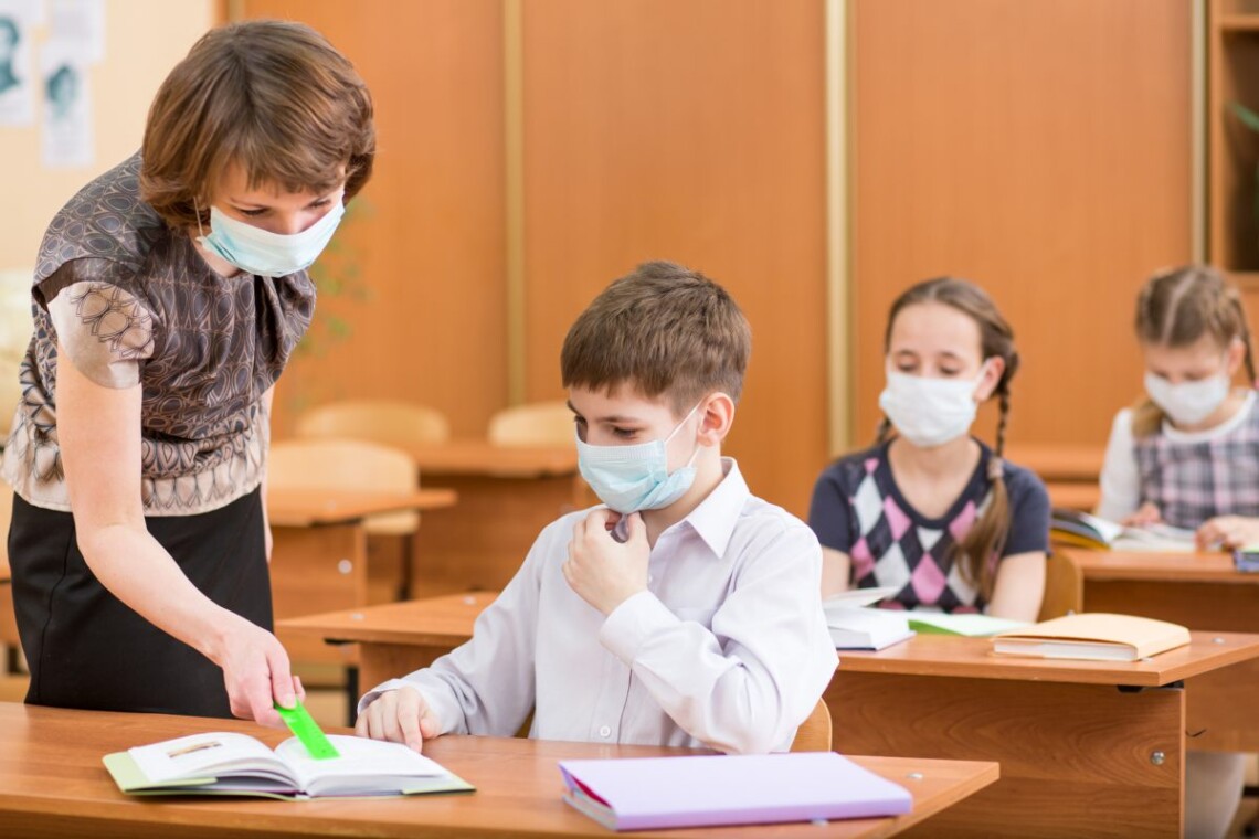 Сегодня МОЗ утвердило правила обучения в школах во время карантина по коронавирусу. Ответственность за их соблюдение - на руководителях учреждений.