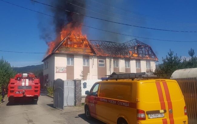 Инцидент произошел в селе Голубино Мукачевского района. В двухэтажном доме гостиничного типа произошло возгорание кровли на площади 260 квадратных метров.