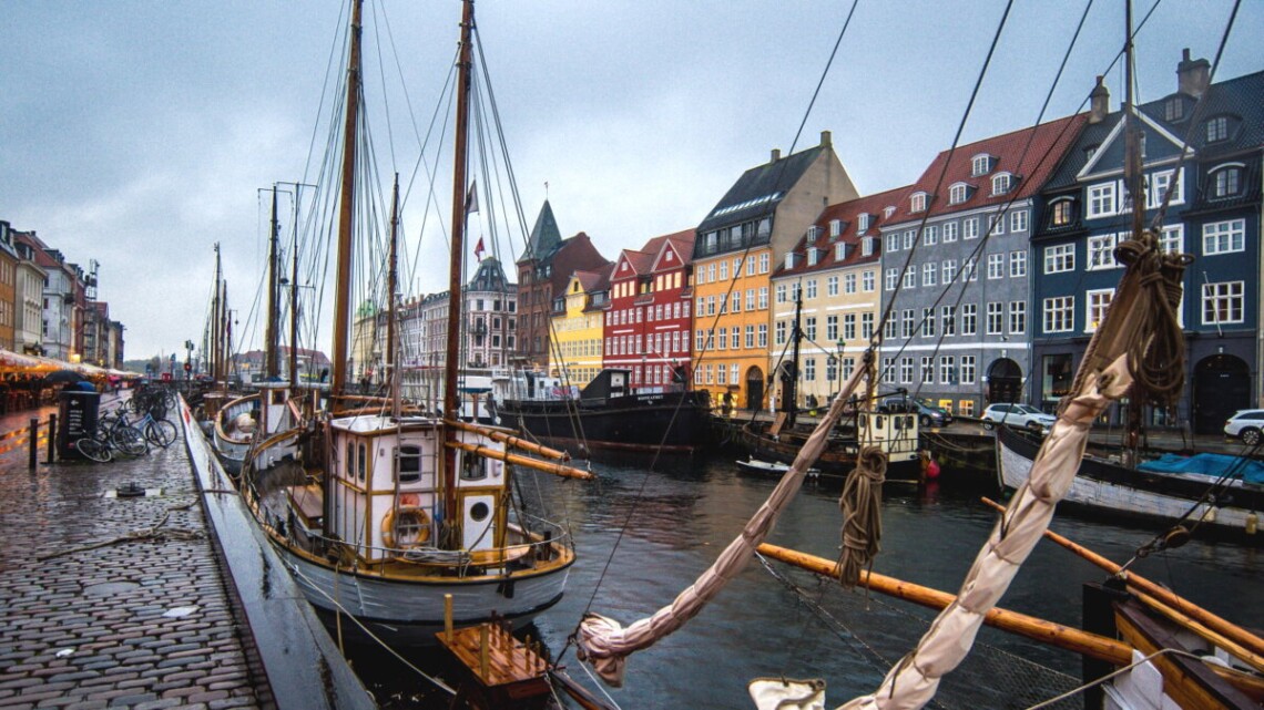 Данія стала першою країною в Євросоюзі, яка скасувала всі СOVID-обмеження та повернулася до допандемічного життя.