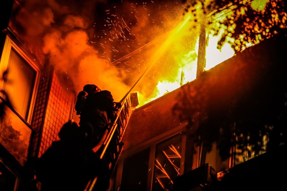 В столице из-за пожара в жилом доме погибла женщина, были выведены на безопасное расстояние 50 жителей, а эвакуированы 6 человек.
