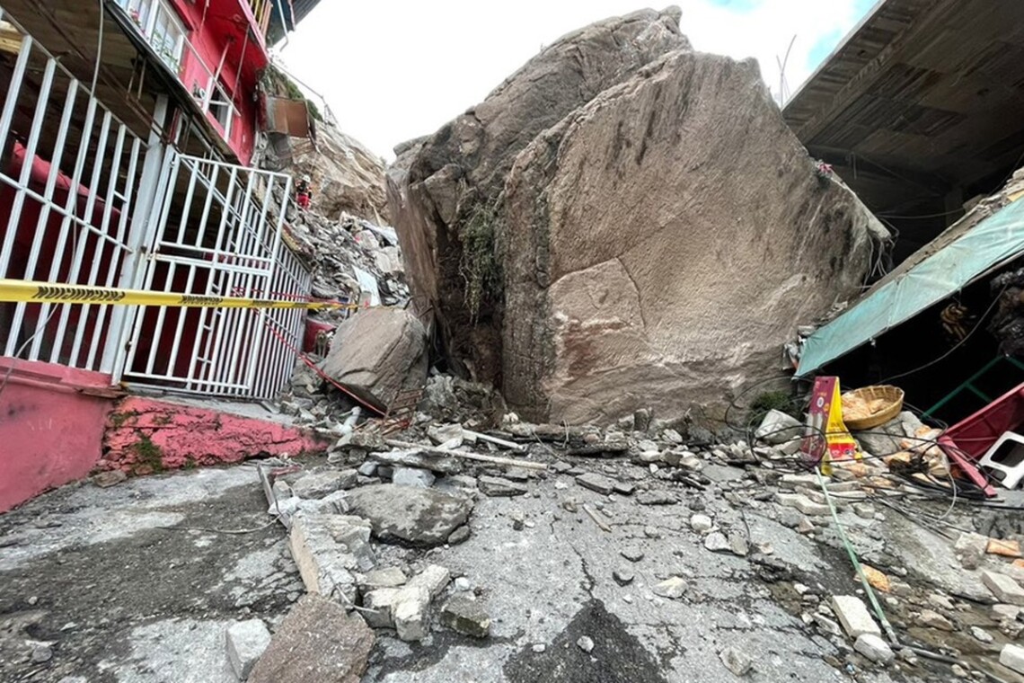 У мексиканському штаті Мехіко щонайменше десять людей опинилися під завалами каменів внаслідок зсуву скелі.