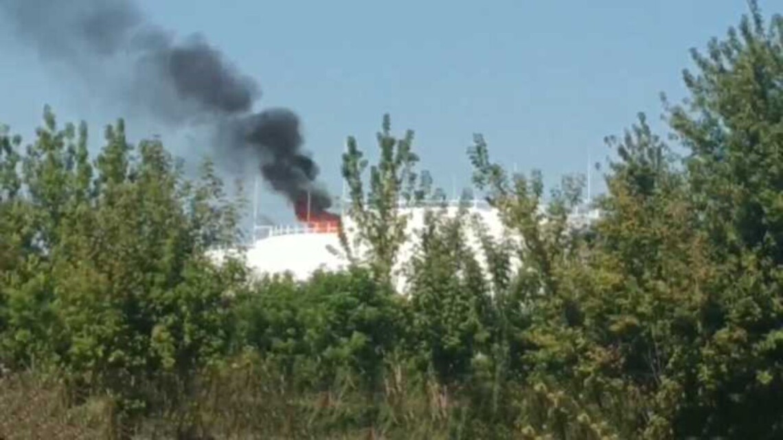 Сегодня, 11 сентября, на нефтебазе в оккупированном Кировском районе Донецке прогремел мощный взрыв.