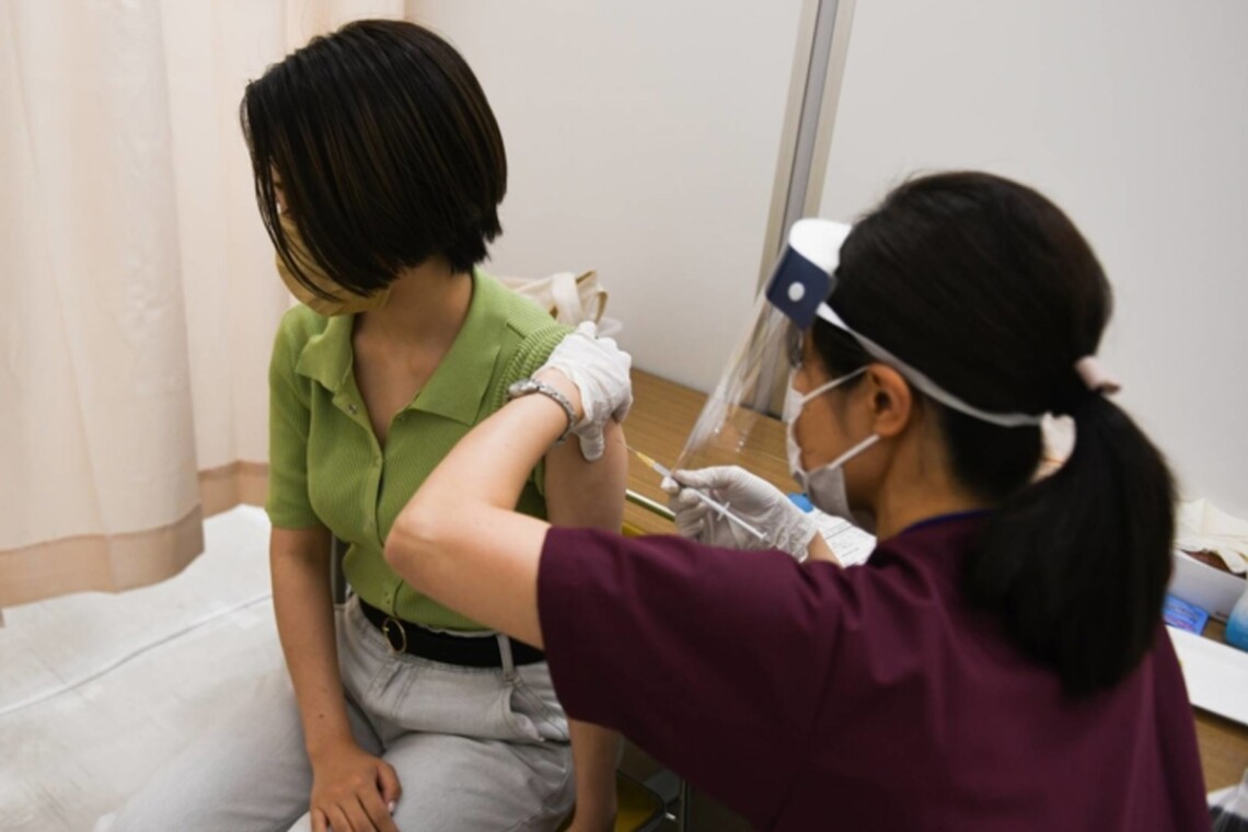 Количество вакцинированного от коронавируса двумя дозами населения в Японии достигло отметки в 50 процентов.