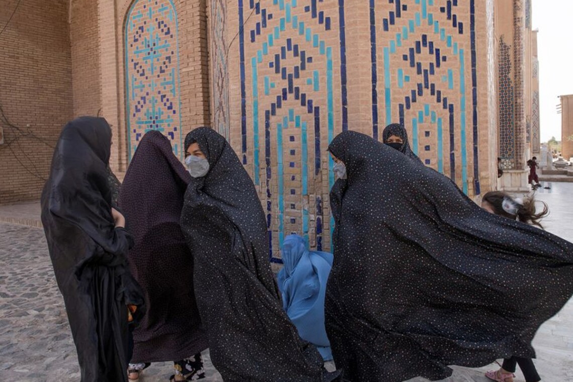 Талибы разрешат женщинам в Афганистане учиться в университетах, но будет обязательной гендерная сегрегация и исламский дресс-код.