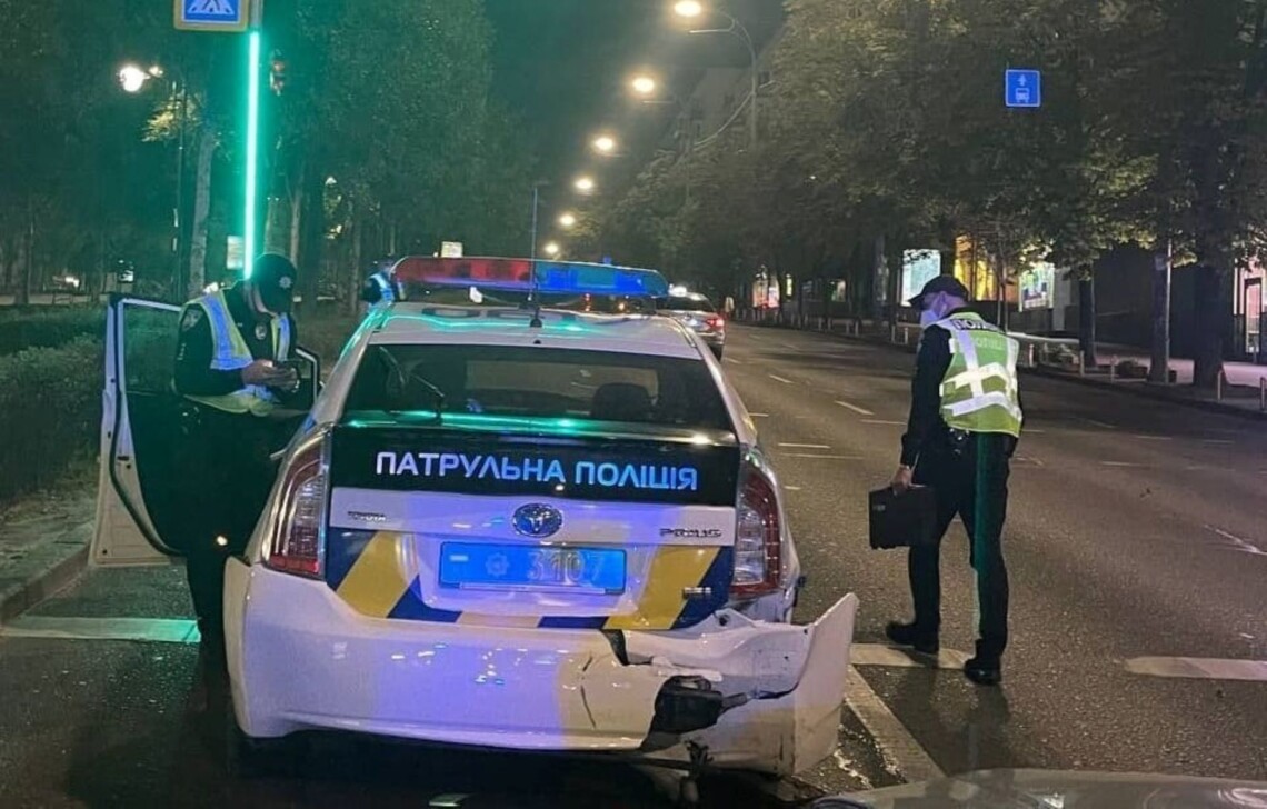 В Киеве в воскресенье, 12 сентября, нетрезвый водитель спровоцировал ДТП со служебным автомобилем патрульных.