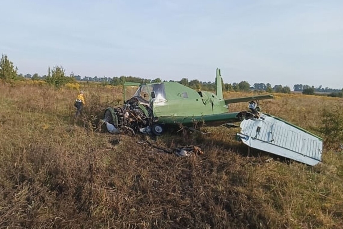 В Житомирской области на поле упал легкомоторный самолет. Пилота госпитализировали в больницу.