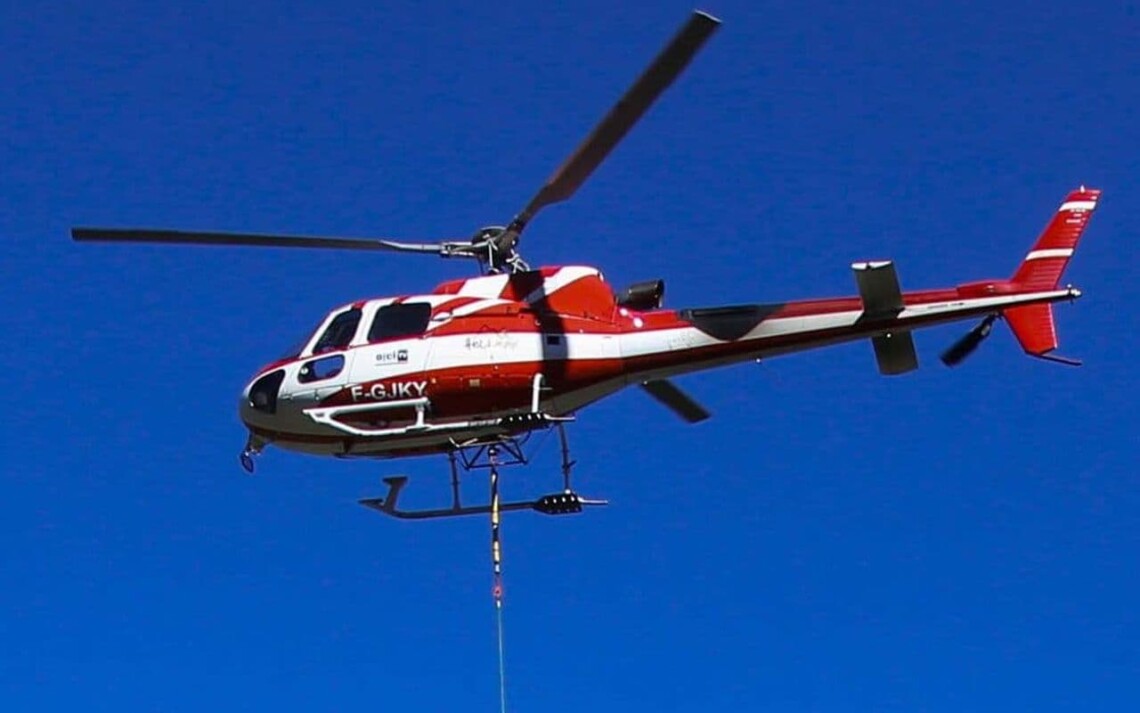 Спасательный вертолет вылетел для оказания помощи велосипедисту, который вызвал спасателей, получив травму в горах