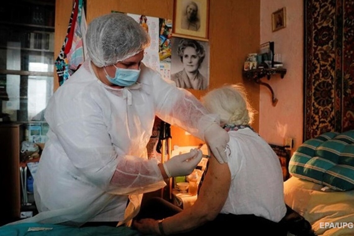 В Украине в рамках кампании иммунизации населения от коронавируса запускают пилотный проект по вакцинации пенсионеров в селах.