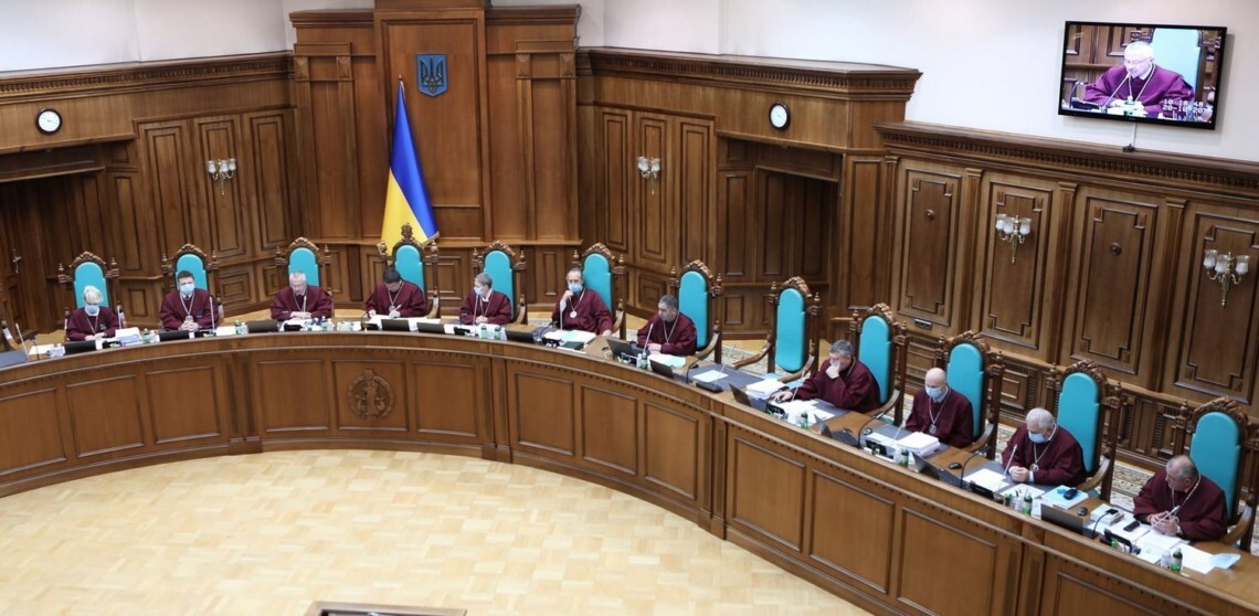 Конституционный суд  не включил в повестку дня вопрос о неэтичном поведении судьи КСУ Игоря Слиденко. Также суд отказывается его увольнять.