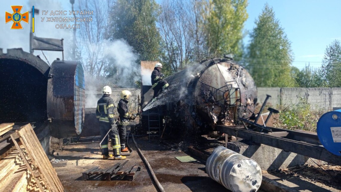 В Житомире горела цистерна с горючим на территории одного из предприятий. Взорвалась 200-литровая бочка. Три человека получили ожоги различной степени тяжести.