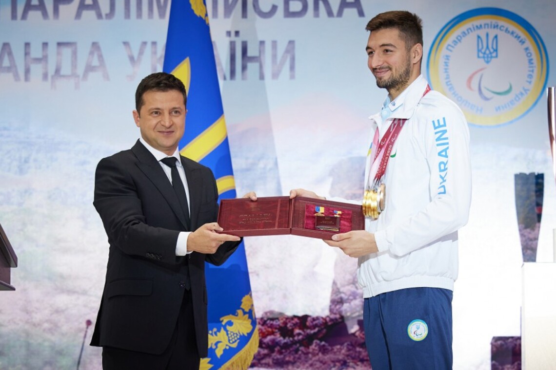 Президент Владимир Зеленский присвоил паралимпийцу Максиму Крипаку почетное звание Героя Украины.