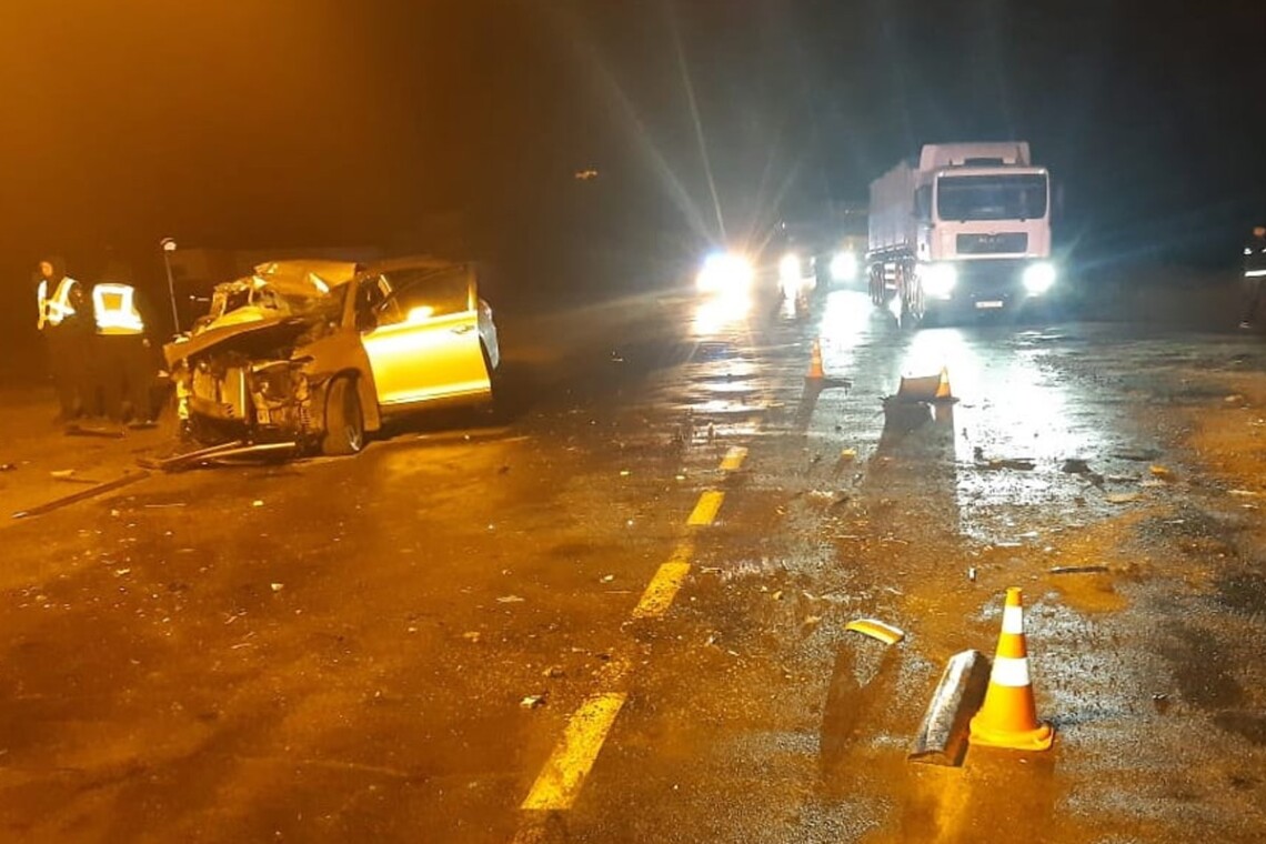 У Сумській області недалеко від села Штепівка в результаті зіткнення легкового авто з вантажівкою загинули три людини.