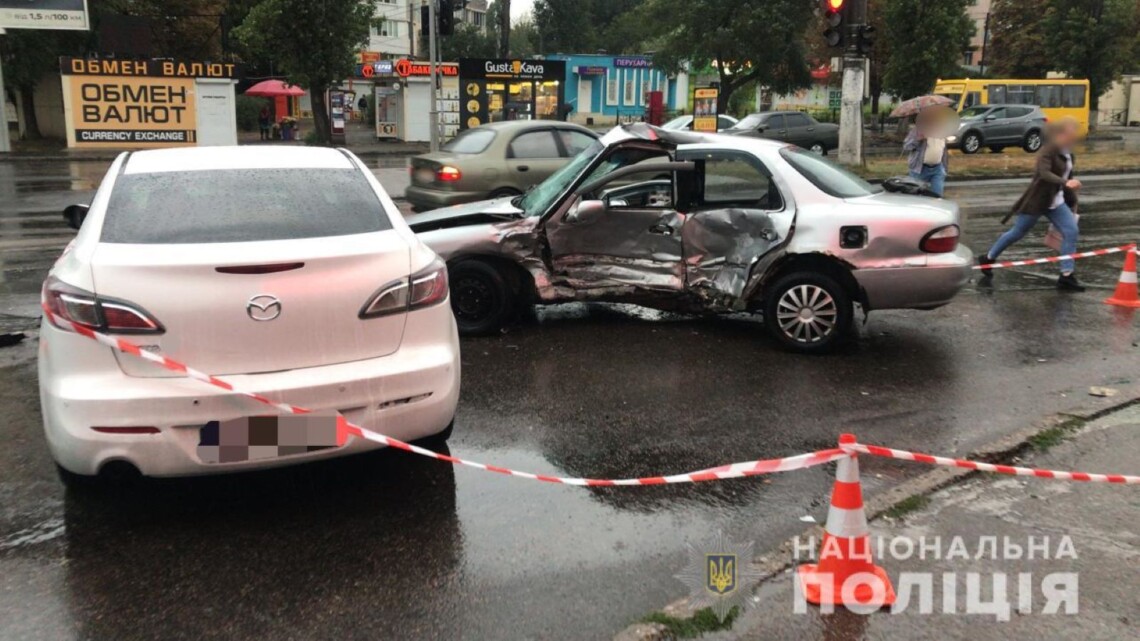 В субботу, 18 сентября, в Одессе работник полиции поехал на красный свет и столкнулся с другим автомобилем.