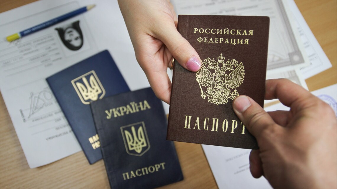 Российские паспорта раздаются массово и всем подряд. Сразу после этого людей автобусами вывозят в Ростовскую область РФ и заставляют голосовать на выборах в Госдуму