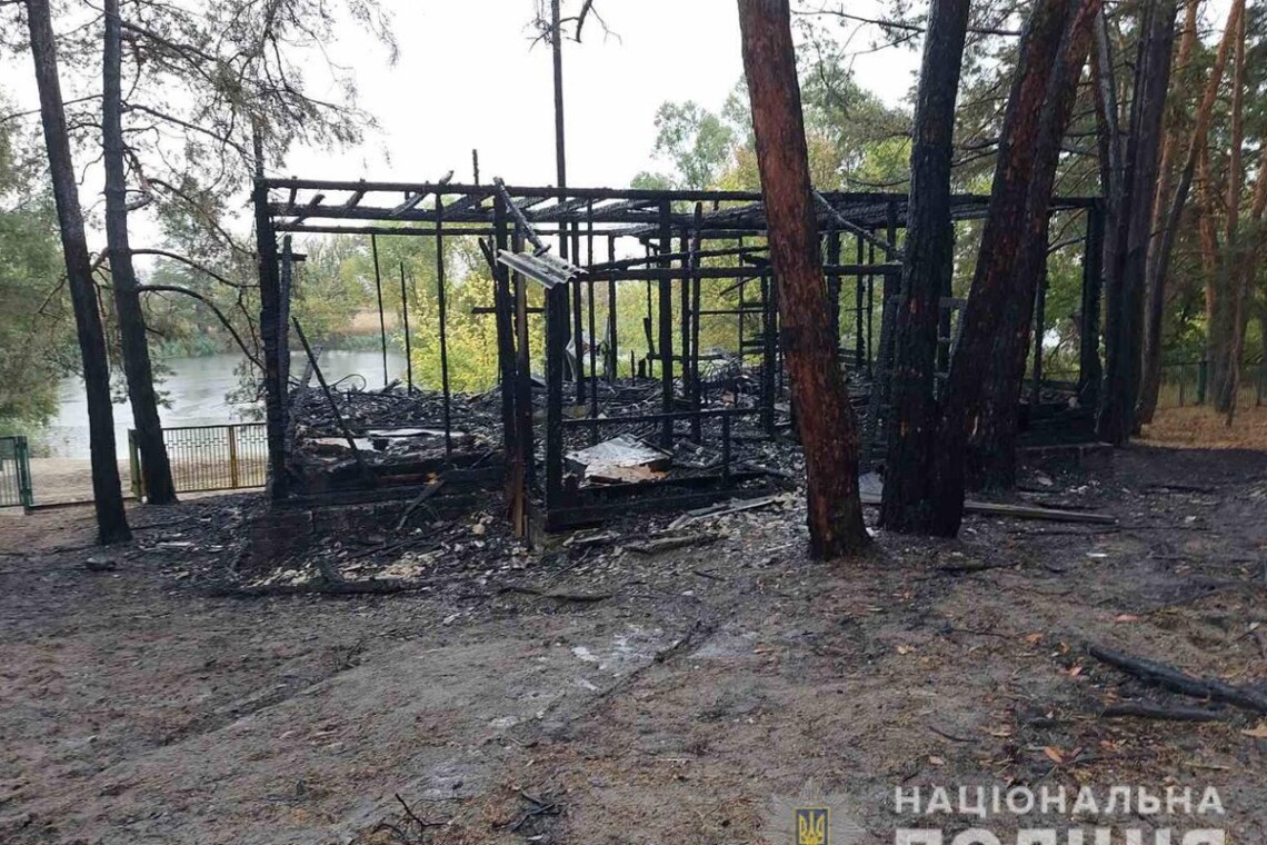 В поселке Печенеги Харьковской области в деревянном домике на базе отдыха сегодня утром начался пожар. Есть пострадавшие.