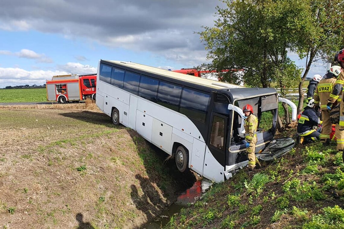 В Польше автобус, который перевозил 31 ребенка дошкольного возраста и воспитателей, слетел в кювет.