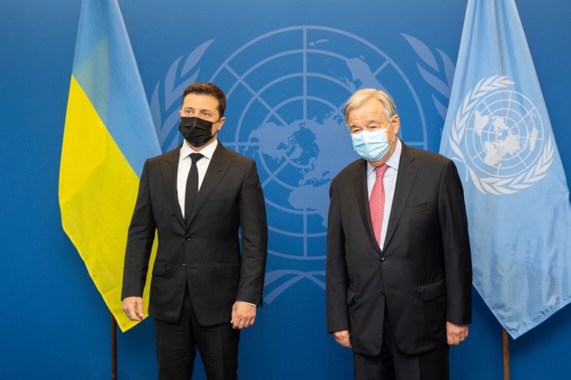Президент Владимир Зеленский на Генассамблее ООН встретился с генсеком ООН Антониу Гутерришем и пригласил его в Украину.