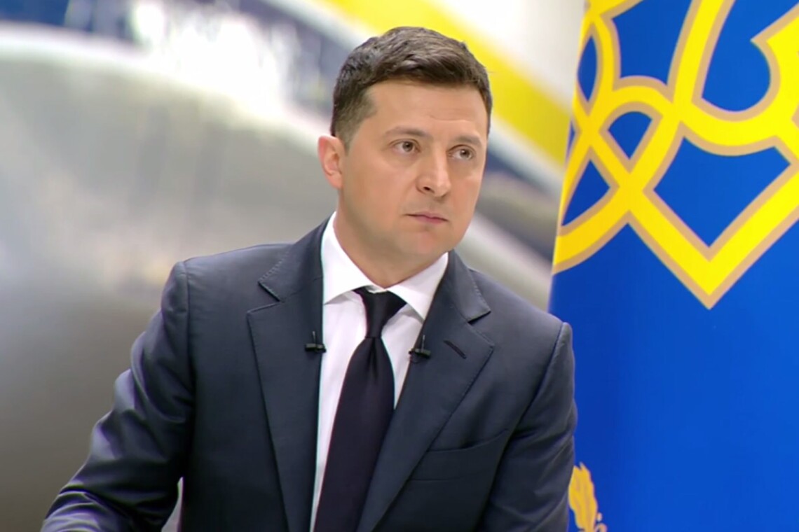 Президент Украины Владимир Зеленский заявил, что передавать ему привет расстрелом машины его помощника из леса - это признак слабости.