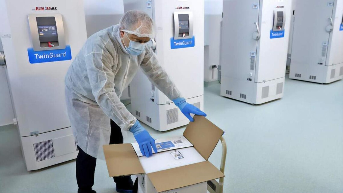 В рамках  COVAX в Украину доставили три морозильных камеры для хранения вакцины Pfizer  при ультранизких температурах.