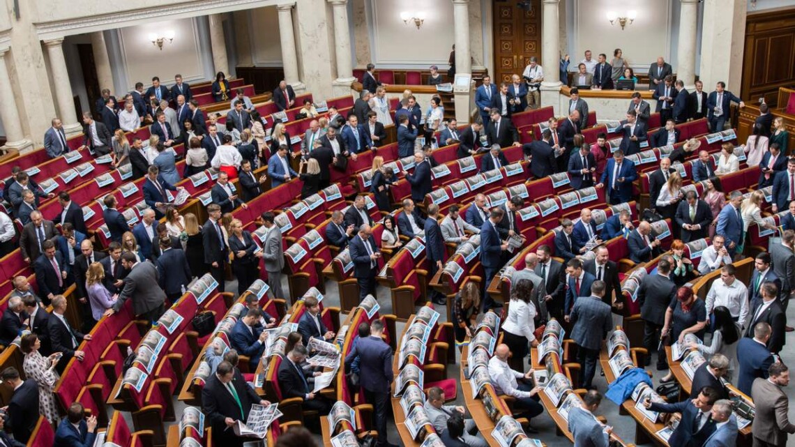Время заседания Рады в четверг, 23 сентября, продлили до завершения рассмотрения во втором чтении законопроекта президента Владимира Зеленского об олигархах.