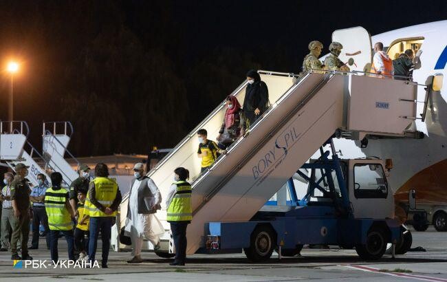 В Киеве приземлился самолет с людьми, которые были эвакуированы из Афганистан - на его борту находились несколько десятков граждан, в том числе иностранцы.