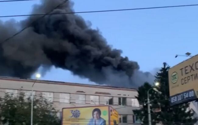 На опубликованных очевидцами кадрах с места происшествия видно пламя и черные дым над одним из помещений фабрики.