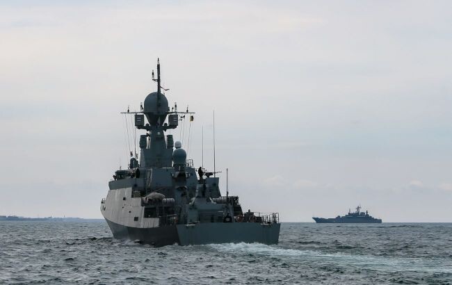 Российские военные корабли выполнили ракетные и артиллерийские стрельбы в Черном море - эти маневры проходят на фоне учений Украины с участием США Rapid Trident.