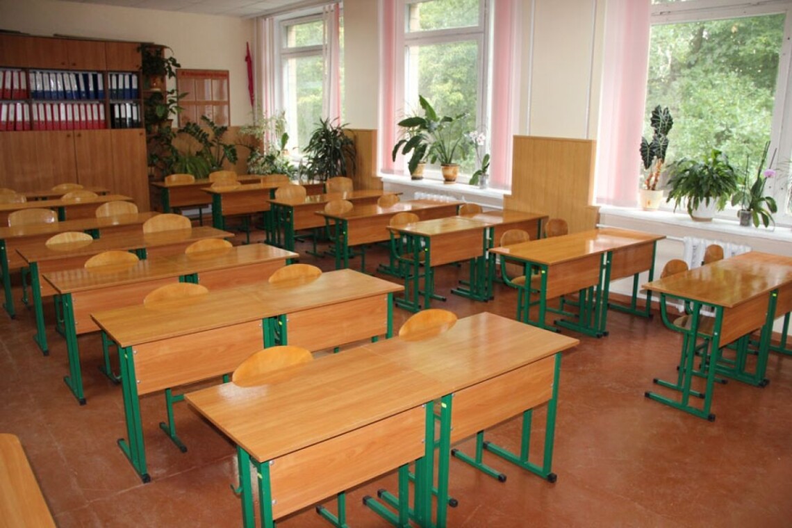 Из-за COVID-19 в отдельных районах Донецкой области на три недели закроют школы. Школьники уйдут раньше на осенние каникулы.