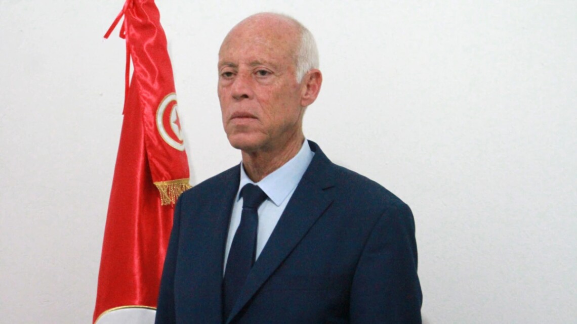Президент Туниса Каис Саид принял решение об отмене комендантского часа, который был введен для борьбы с распространением коронавируса.