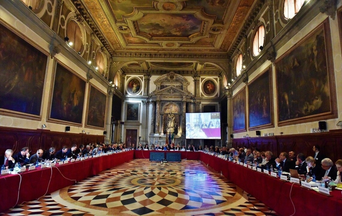 Верховная Рада приняла закон об олигархах, не дожидаясь вердикта Венецианской комиссии, которая взяла законопроект на изучение