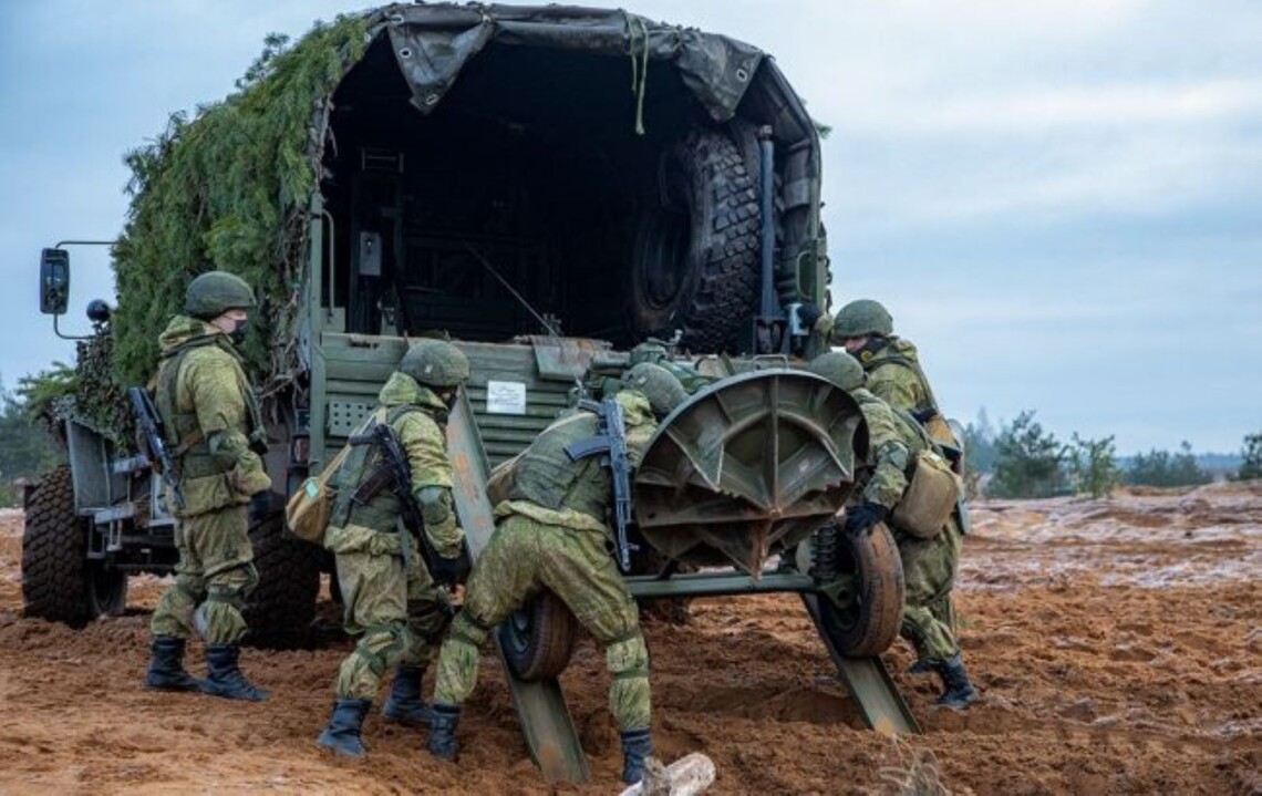 Російські окупанти посилили бойову підготовку на Донбасі. Там проводять масштабні навчання із залученням цивільних сил і резервістів.