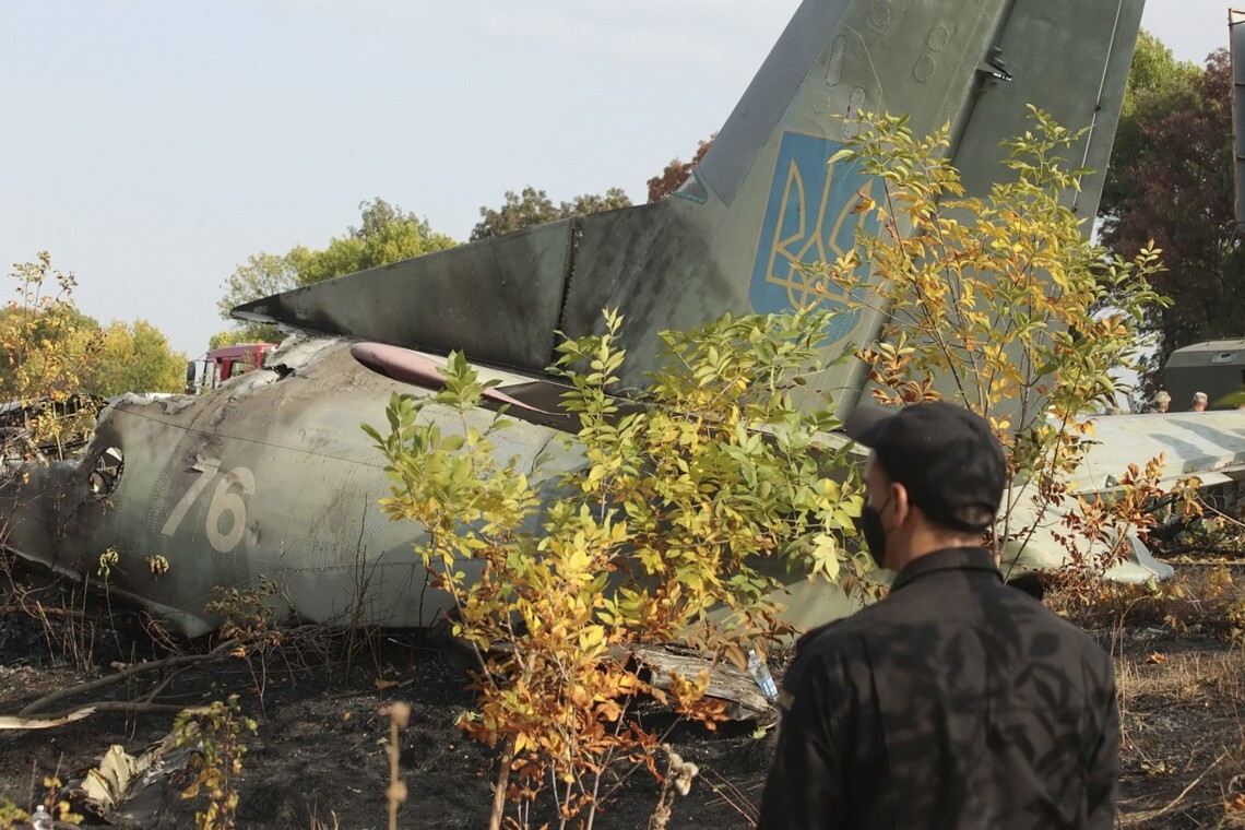 25 сентября под Чугуевом в Харьковской области прошла церемония памяти погибших в результате крушения самолета Ан-26, которое произошло ровно год назад.