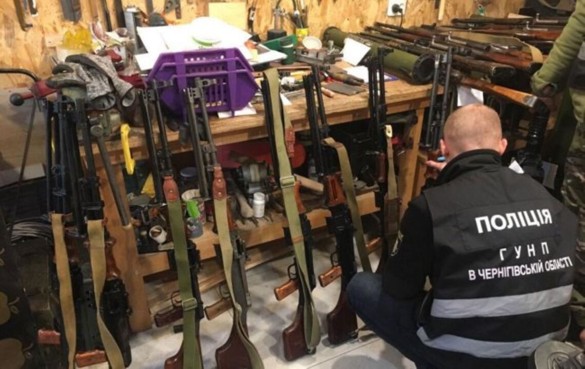 В Чернигове в собственном гараже 56-летний мужчина организовал подпольную оружейную. За это ему грозит до 7 лет тюрьмы.