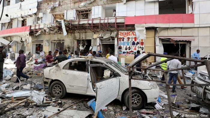 Взрыв смертника произошел в нескольких метрах от президентского дворца в столице Сомали Могадишо.