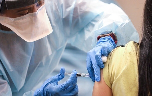 Дополнительная доза сегодня доступна уже для 20 миллионов человек в США. Ее предоставляют не ранее, чем через шесть месяцев после последней вакцины.