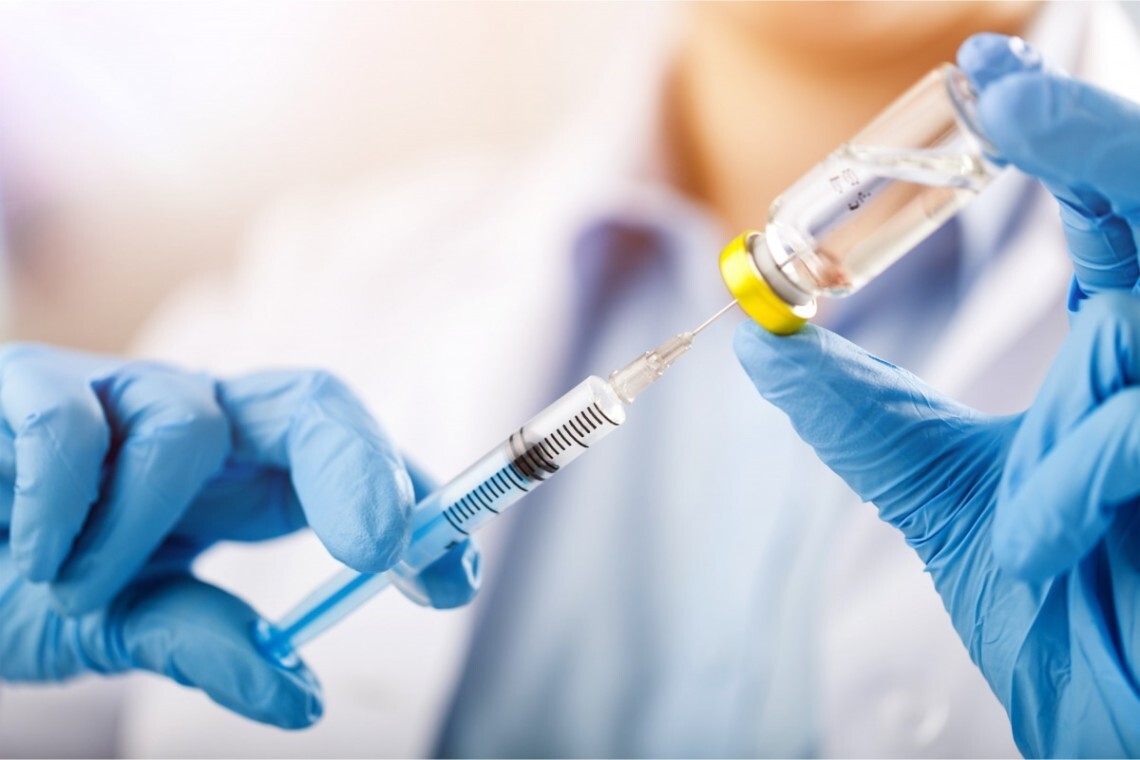 Від початку вакцинальної кампанії щеплено вже 6,7 млн українців, з них повністю імунізовані та отримали дві дози - 5,4 млн.