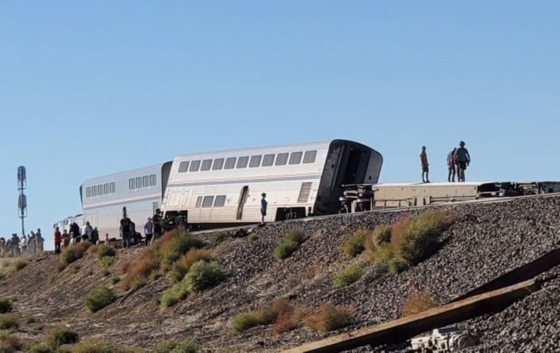 На севере Монтаны сошел с рельсов пассажирский поезд, который ехал из Сиэтла в Чикаго. В результате аварии есть погибшие и пострадавшие.