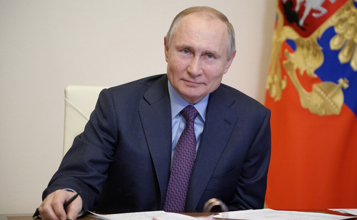 У президента РФ Владимира Путина заявили о том, что в данный момент исключают любые контакты с президентом Украины Владимиром Зеленским.
