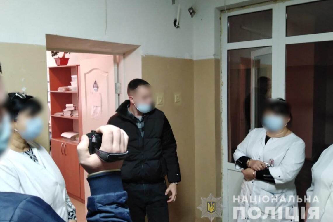 В Черкасской области сотрудники киберполиции выявили схему подделки сертификатов вакцинации от коронавируса.
