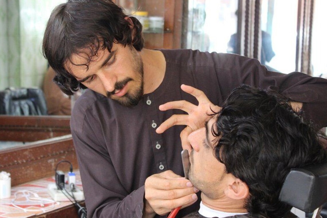 Талибы запретили парикмахерам в провинции Гильменд и Кабуле брить бороды клиентам и ставить музыку во время работы.