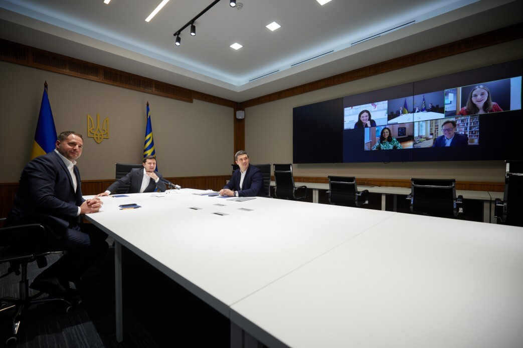 Также Зеленский ознакомил руководителей корпорации Facebook с успехами Украины в области цифровизации